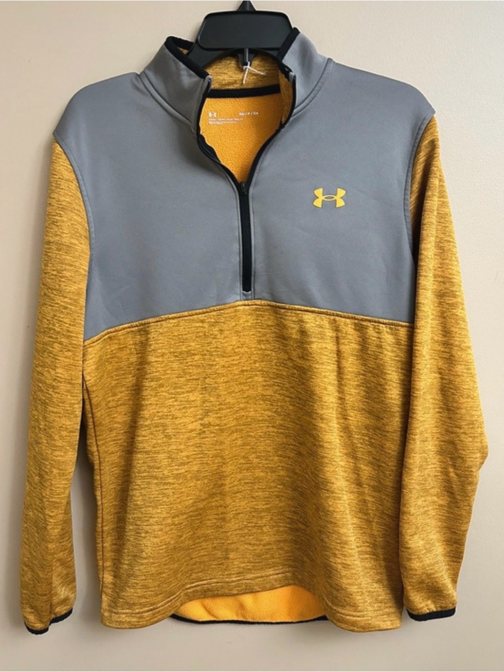 Under armor pull over